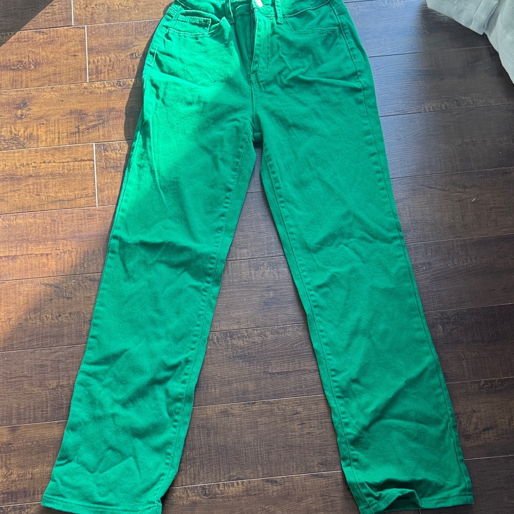 Cute Green high waisted jeans 💚